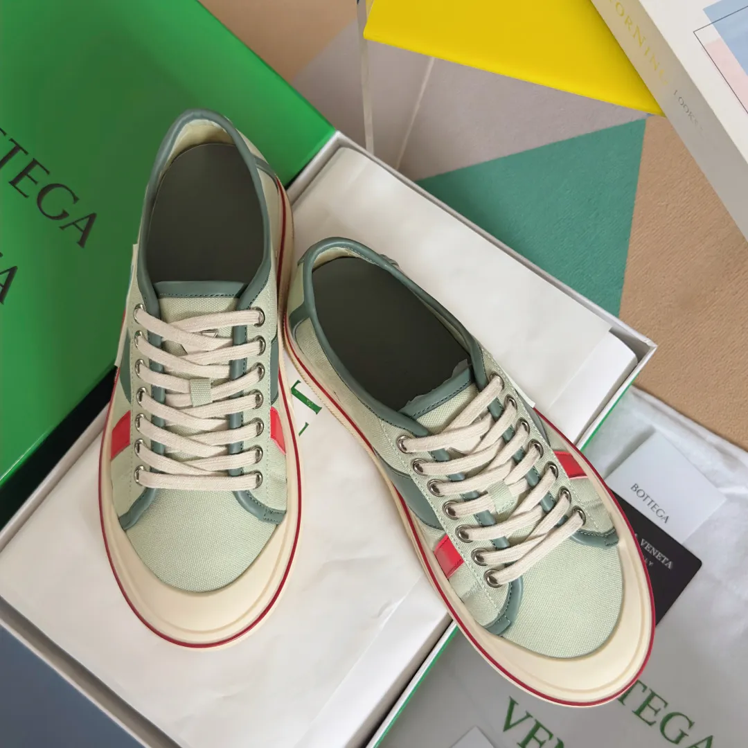 Top version: Couple model 560💰 Bottega Veneta Bottega Veneta BV’s latest Eliot series retro basketball shoes casual sports canvas shoes Bottega Veneta 2025 spring and summer show new shoes Eliot is on the market. Inspired by retro basketball sneakers, the color combination highlights youthful vitality and perfectly interprets the theme of youth and childlike innocence. The details are also very particular. The summer canvas brings excellent durability and comfort. Designs such as calfskin trim, rubber toe caps and hand-painted retro red lines are full of retro feel. The round toe and convex sole add a modern feel. Exquisite packaging at the delivery counter🛍📦 ▪️Fabrics: Original customized high-density canvas + cowhide ▪️Inner lining: Original customized breathable canvas ▪️Sole: Original open-molded anti-slip TPU material ▪️Sole thickness: 3CM ▪️Size: Women’s 35-41 / [Men’s 39-45 pre-sale]